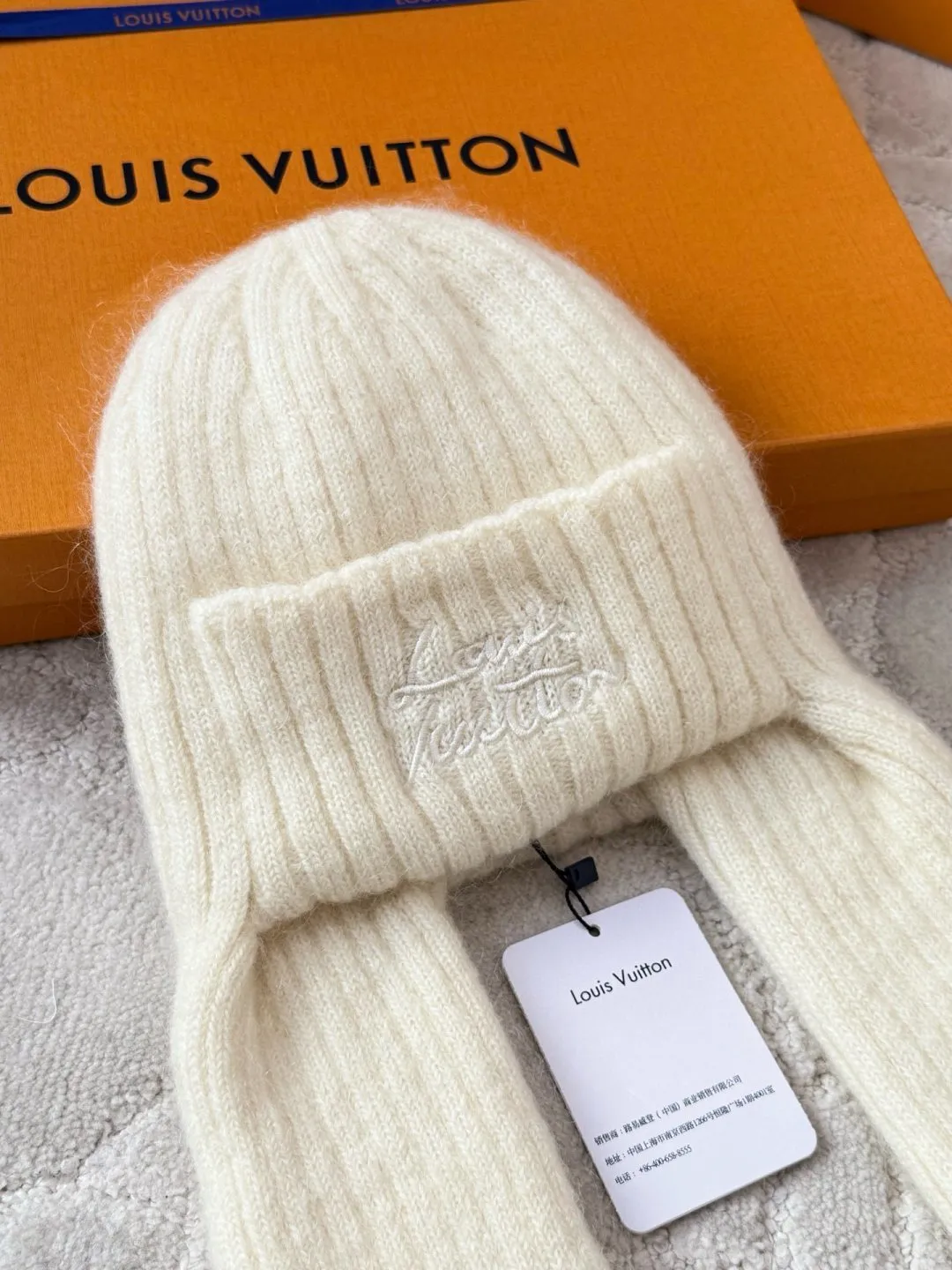 LOUIS VUITTON Autumn and Winter Ski Series Lei Feng Hat ●Original version: 5100 purchase and development ●Item number: 1681971-B05 ●Fabric: wool blended fabric ●Technology: knitted ●Color: white/black/Iceland blue/ ●Version: suitable fit ●Description: Woven by 32-needle fine knitting technology, the suede surface is fluffy and smooth, and its warmth retention is better than ordinary wool hats. The main body of the hat has a vertical grooved stripe texture, which is elastically fit through the fixed-needle shrinking technique. It is suitable for most headbands. The front logo of the hat is made of three-dimensional satin embroidery. The embroidery thread is made of high-gloss yarn of the same color. The stitch density reaches 80 stitches/square centimeter. The pattern is full and not easy to pilling. The ear protection part is woven in one piece, without splicing gaps, making it more comfortable to wear. The finished product is shaped by low-temperature steam to ensure that the hat shape is stiff and not easily deformed. The post-finishing process includes anti-pilling treatment, taking into account both texture and durability. The overall wiring is straight and delicate, the fabric is comfortable and soft, and the color is consistent without color difference. It can be matched with the same style to create a fashionable look and control various occasions. Customized accessories, complete with three standards, same style for men and women!